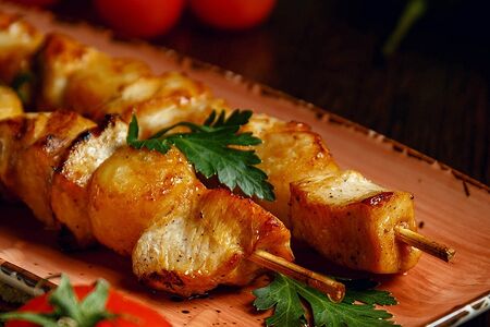 Цыпленок с гребешком на шпажке