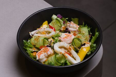 Зелёный салат с морепродуктами