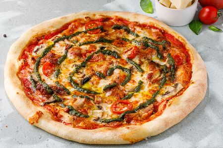 Пицца с курицей, грибами и соусом песто