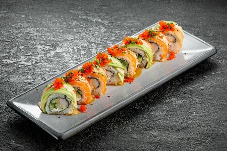 Лосось, авокадо и креветка в темпуре