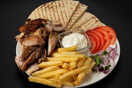 Гиро на тарелке со свининой