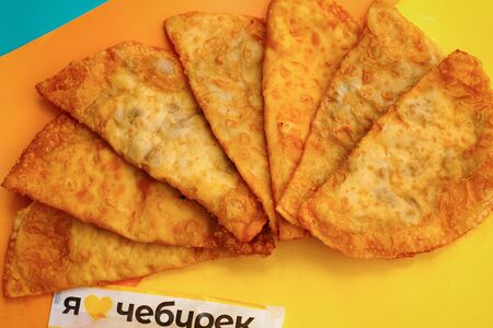 Чебурек с охотничьими колбасками, моцареллой и халапеньо