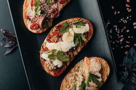 Брускетта с томатами и страчателлой