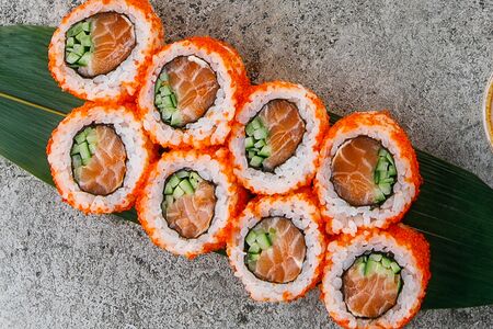 Ролл Калифорния с лососем