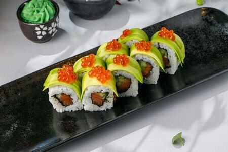 Ролл с авокадо и красной икрой