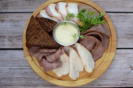 Тарелка мясная с копченостями