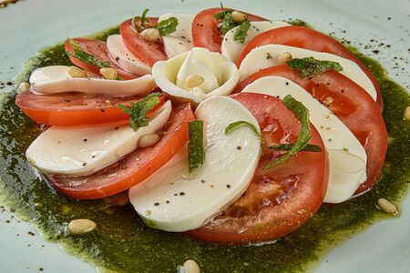 Салат с сыром моцарелла и черри