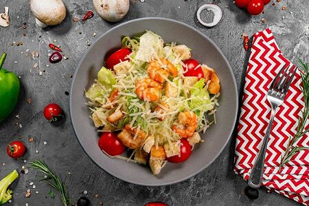 Салат Цезарь с креветками