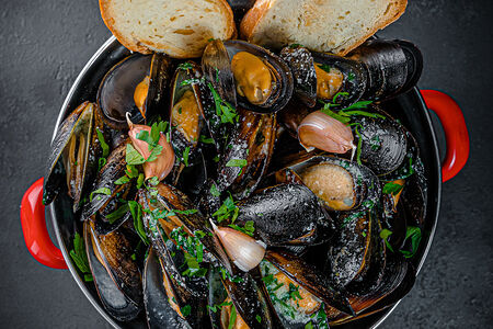 Мидии с чесночной пастой