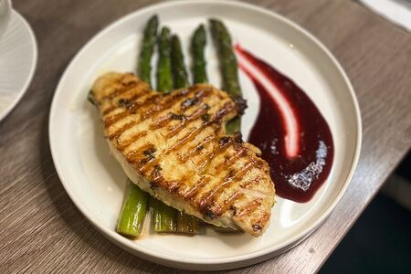 Фотогеничная индейка с припущенной спаржей и клюквой