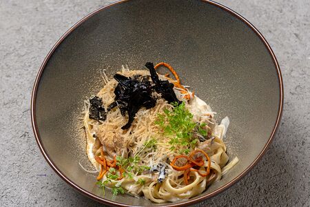 Паста с белыми грибами и черными лисичками