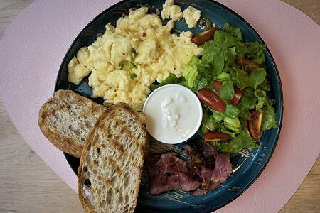 Завтрак с ростбифом