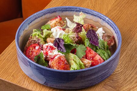 Салат с хрустящими баклажанами, томатами и отжатым мацони