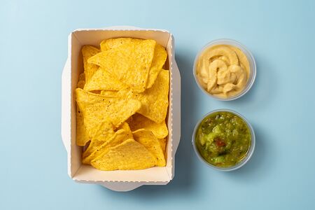 Начос с гуакамоле и хумусом