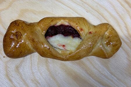 Булочка с творогом и вишней