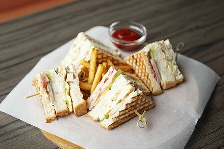 Сэндвич-клаб с фри