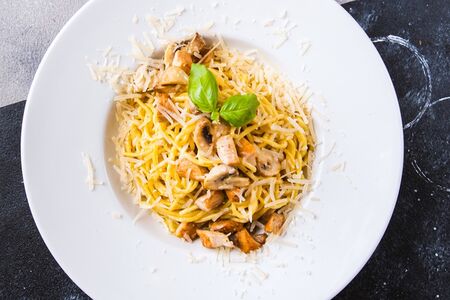 Паста с курицей и грибами