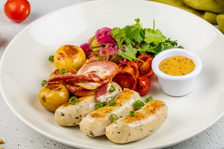 Колбаски мюнхенскиес печеным картофелем