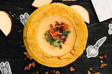 Сырный крем-суп с томатами и базиликом