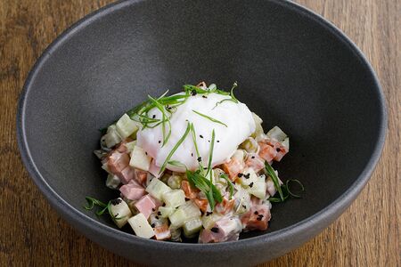 Оливье с яйцом пашот