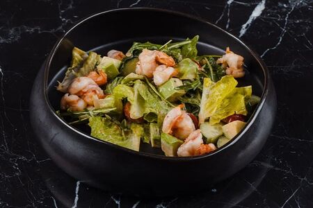 Салат с креветкой в пряном соусе