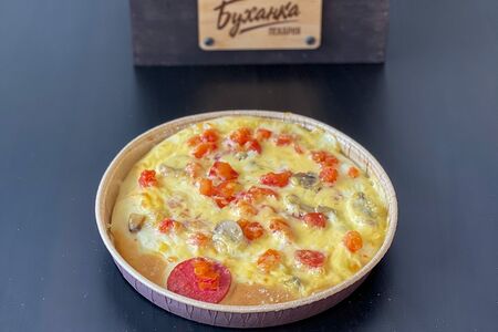 Мини-пицца Неаполитано с томатами, салями и шампиньонами