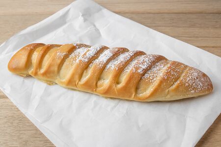 Булочка с вишневым джемом