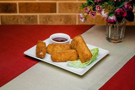 Сырные палочки с брусничным соусом