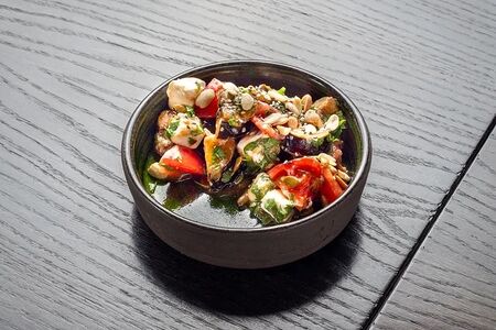 С хрустящими баклажанами и розовыми томатами