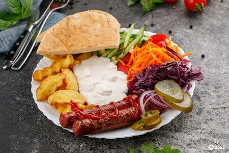 Хот-дог на тарелке