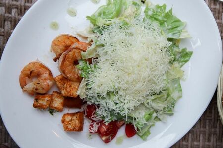 Цезарь с креветкой томленой в белом вине