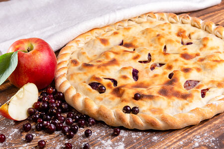 Пирог с вишней и яблоками