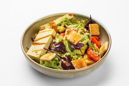 Салат с овощами гриль и сыром тофу