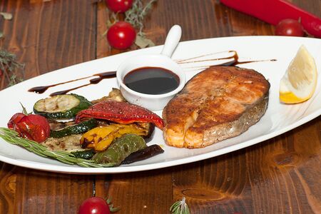 Стейк из семги с овощами гриль