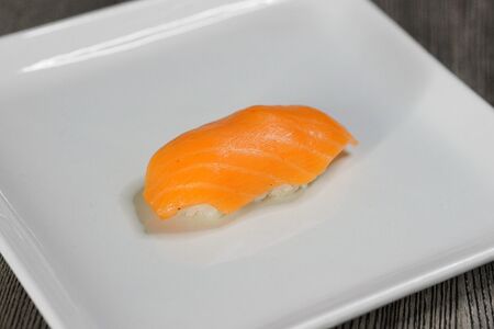 Суши с лососем