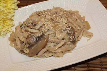 Лапша Wok с курицей в сливочном соусе