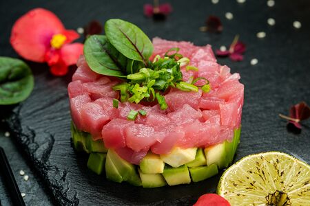 Тартар из тунца и авокадо