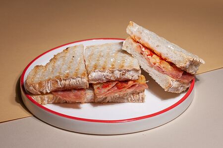 Сэндвич с салями и томатной сальсой