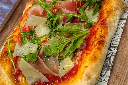 Пицца с прошутто крудо с рукколой и грана падано