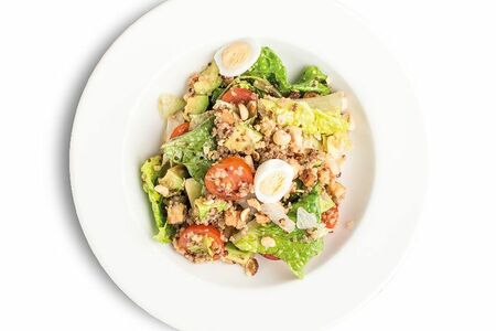 Салат с киноа и авокадо