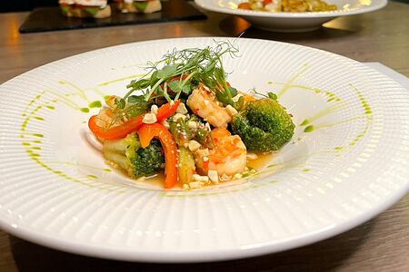 Теплый салат с креветками, перцем и фасолью в азиатском стиле