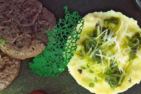 Котлетки из мраморной говядины с брусничным соусом и картофельным пюре