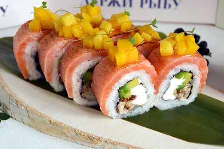 Филадельфия c опаленным лососем и манго