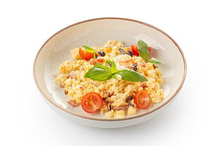 Скрэмбл с беконом, пармезаном и томатами