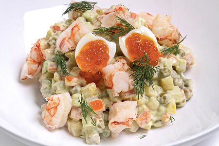 Оливье с креветками и красной икрой