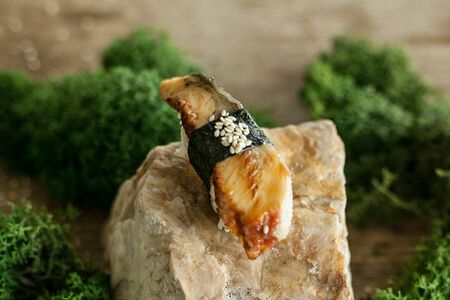 Суши с копченым угрем