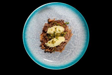 Бефстроганов из говяжьей вырезки с картофельным кремом и тартаром из соленого огурца