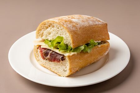 Чиабатта-сэндвич с ростбифом