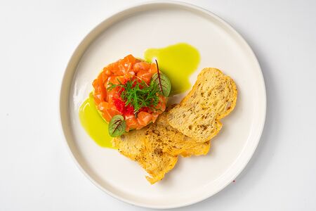 Тартар из лосося с гуакамоле и страчателлой