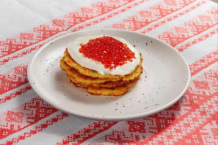 Драники с красной икрой и сметаной